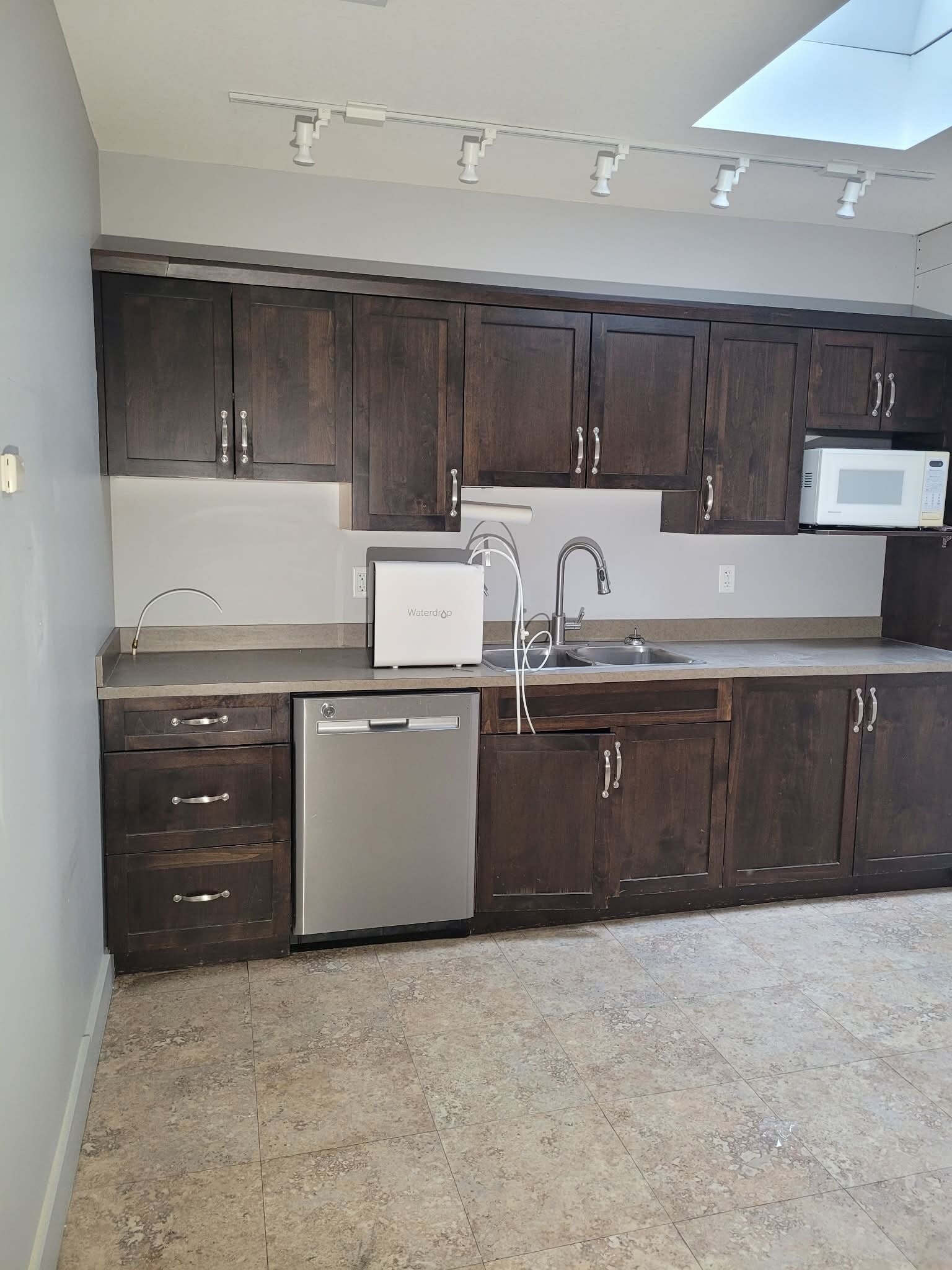 1455 Ellis St, Kelowna, BC for sale Interior Photo- Image 1 of 4