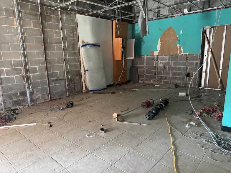 12135 Bissonnet St, Houston, TX for lease - Interior Photo - Image 2 of 4