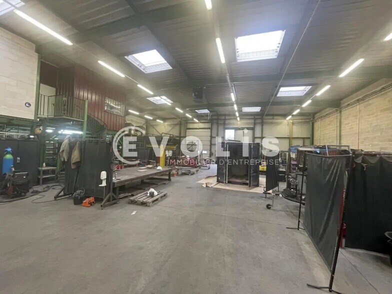 Flex in Saint-Thibault-des-Vignes for lease - Interior Photo - Image 3 of 8