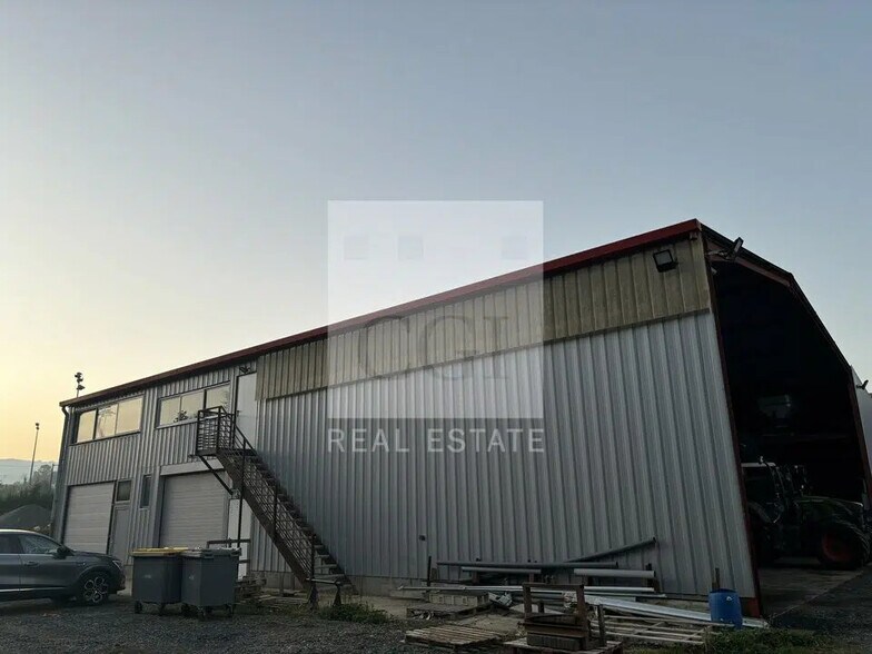 Office in Porte des Pierres Dorées for lease - Building Photo - Image 2 of 8