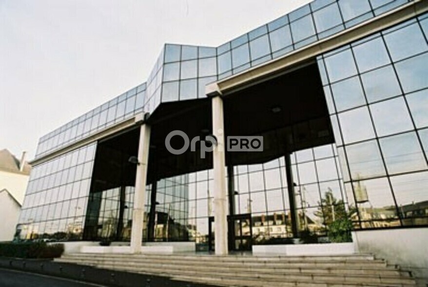 Office in Compiègne for lease - Building Photo - Image 3 of 6