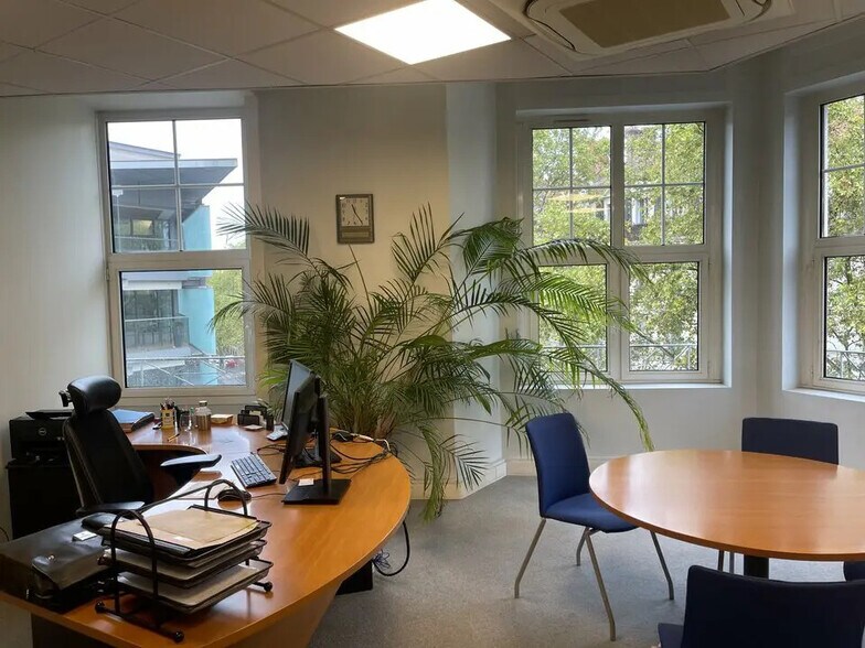 Office in Lyon for lease - Interior Photo - Image 2 of 14