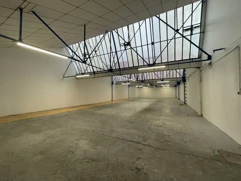 Flex in Montreuil for lease - Interior Photo - Image 2 of 7
