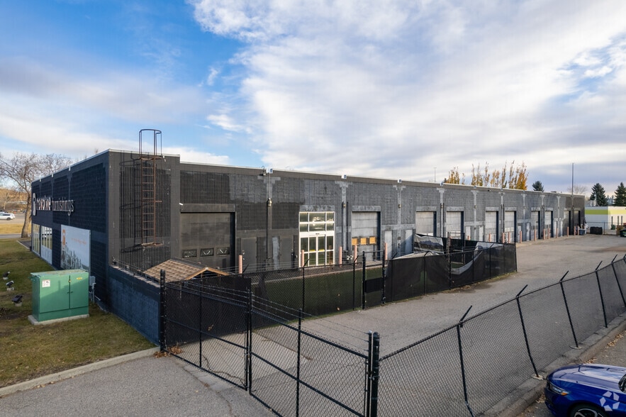 7070 11th St SE, Calgary, AB for lease - Building Photo - Image 2 of 5