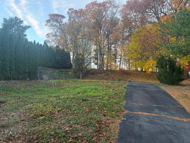 19 Maplehurst Ave, New Britain, CT for sale - Building Photo - Image 3 of 3