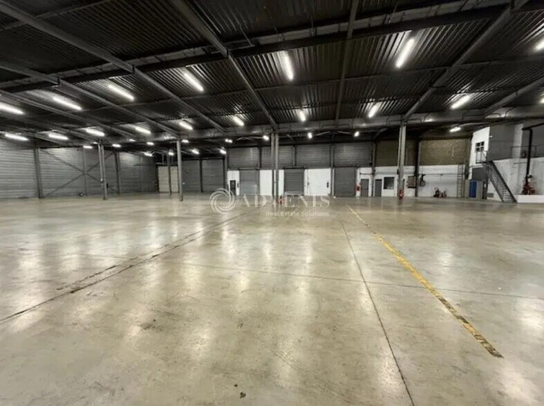 Industrial in Louvres for lease - Interior Photo - Image 1 of 7