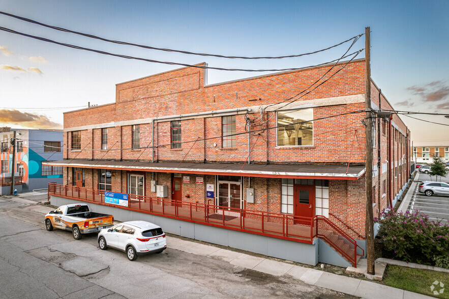 2327 Commerce St, Houston, TX for lease - Building Photo - Image 2 of 16