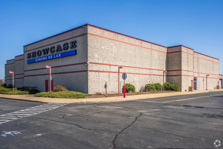 1001 Broad Hollow Rd, Farmingdale, NY for sale - Building Photo - Image 3 of 8