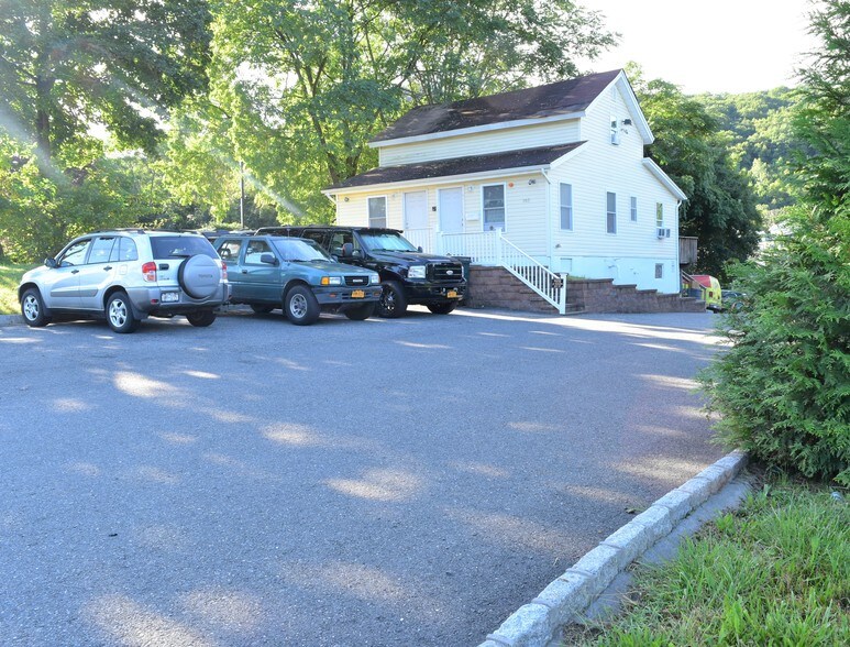 165 Ramapo Rd, Garnerville, NY 10923