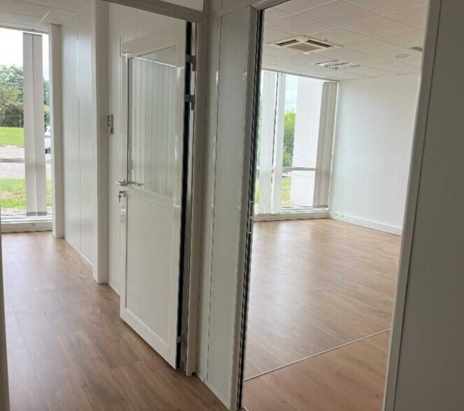 Office in Saint-Priest for lease - Building Photo - Image 2 of 21