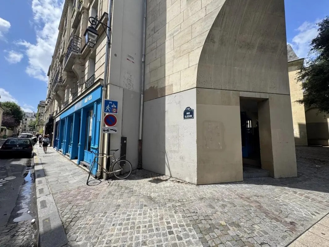 1 Place De Thorigny, Paris for lease Building Photo- Image 1 of 15