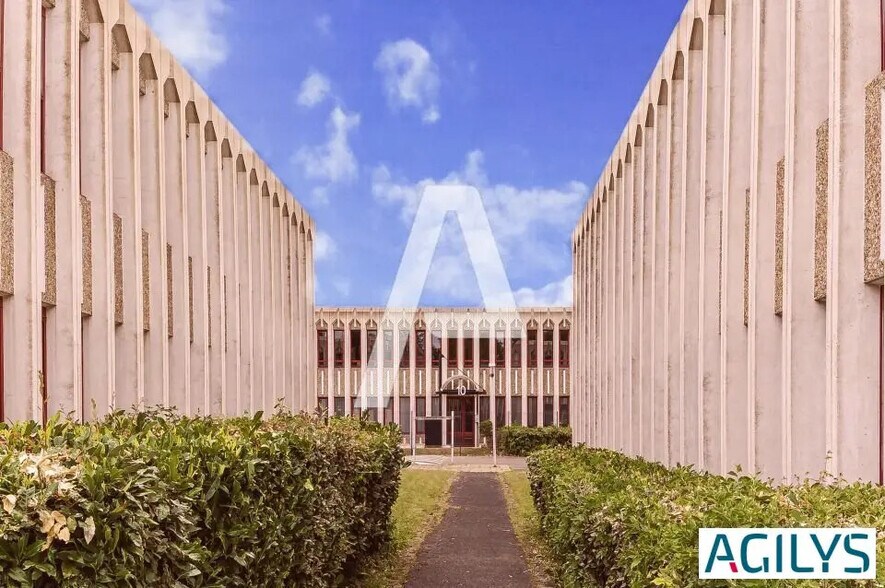 Office in Les Ulis for lease - Building Photo - Image 3 of 7