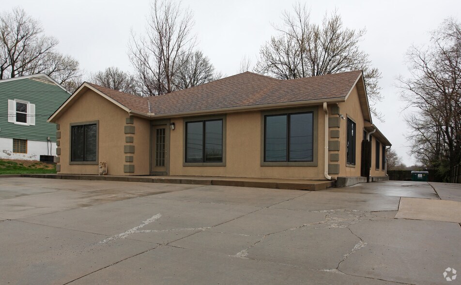 409 NE Shady Lane Dr, Kansas City, MO for lease - Building Photo - Image 1 of 9