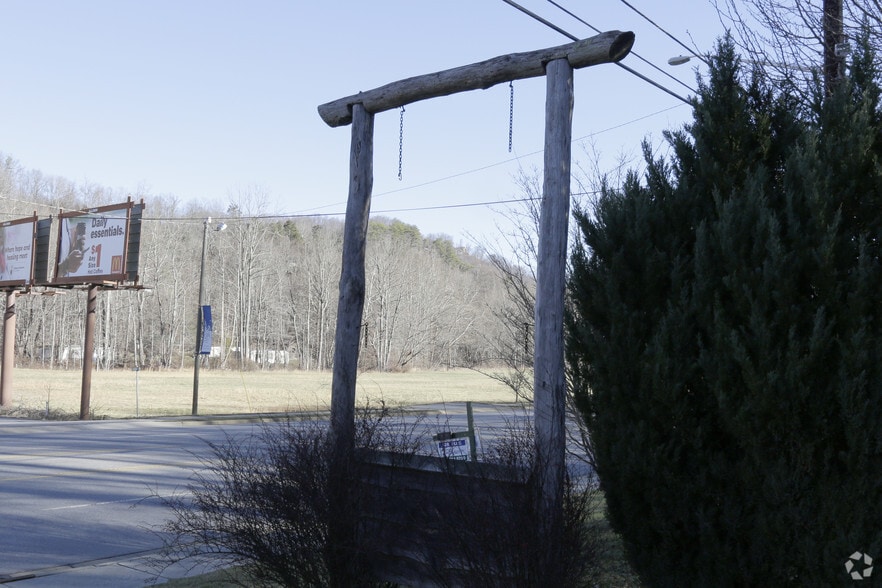 1361 Soco Rd, Maggie Valley, NC for sale - Building Photo - Image 2 of 19