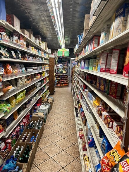 146-148 1st Ave, New York, NY for lease - Interior Photo - Image 3 of 5