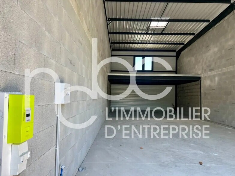Flex in Saint-Germain-Nuelles for lease - Interior Photo - Image 2 of 8