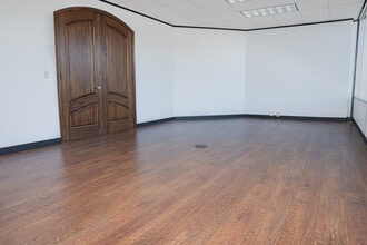 2425 Fountain View Dr, Houston, TX for lease Interior Photo- Image 2 of 6