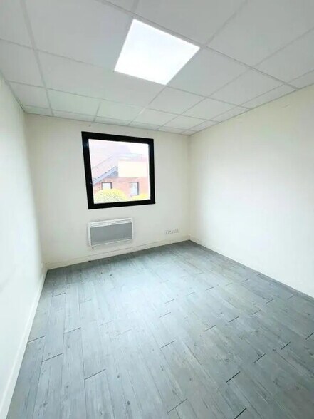 Flex in Noisy-le-Roi for lease - Interior Photo - Image 3 of 7