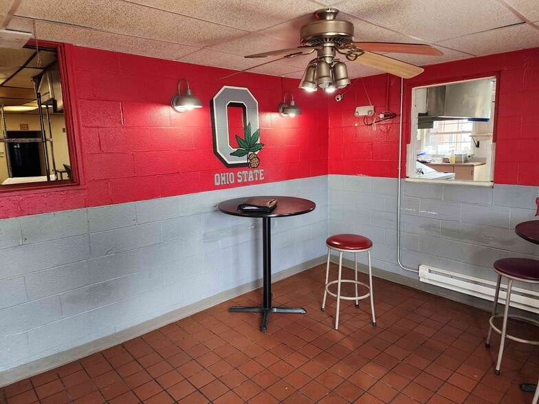 114 E Main St, Saint Clairsville, OH for lease - Building Photo - Image 2 of 19