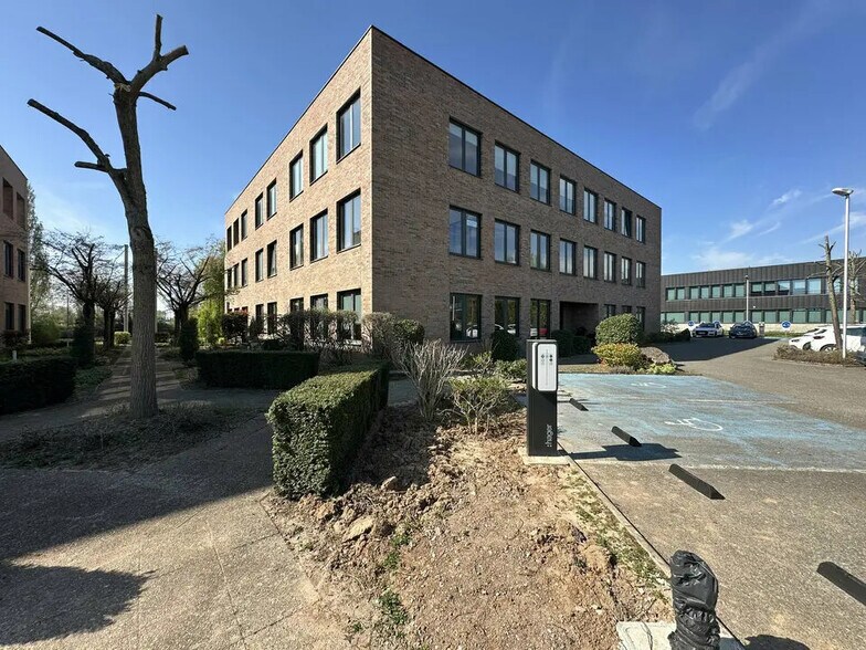 Office in Entzheim for lease - Building Photo - Image 1 of 2