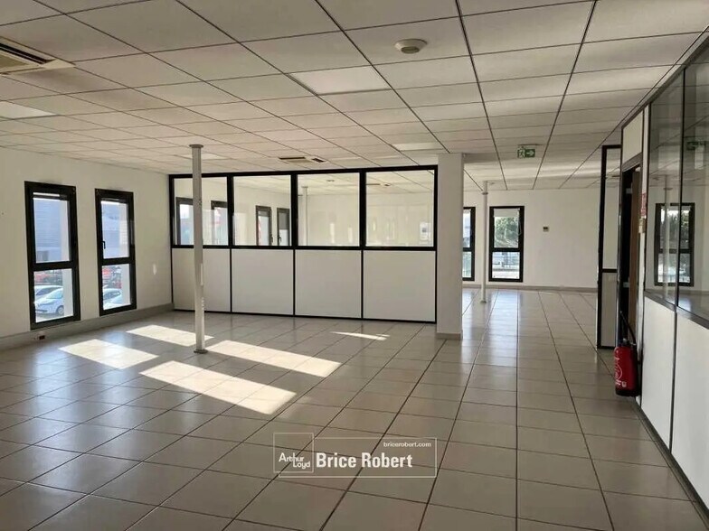 Flex in Saint-Priest for lease - Interior Photo - Image 3 of 8