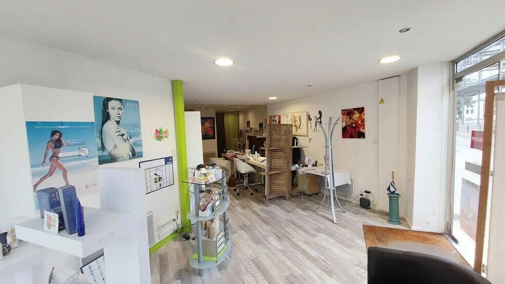 Retail in Antran for lease - Interior Photo - Image 3 of 4