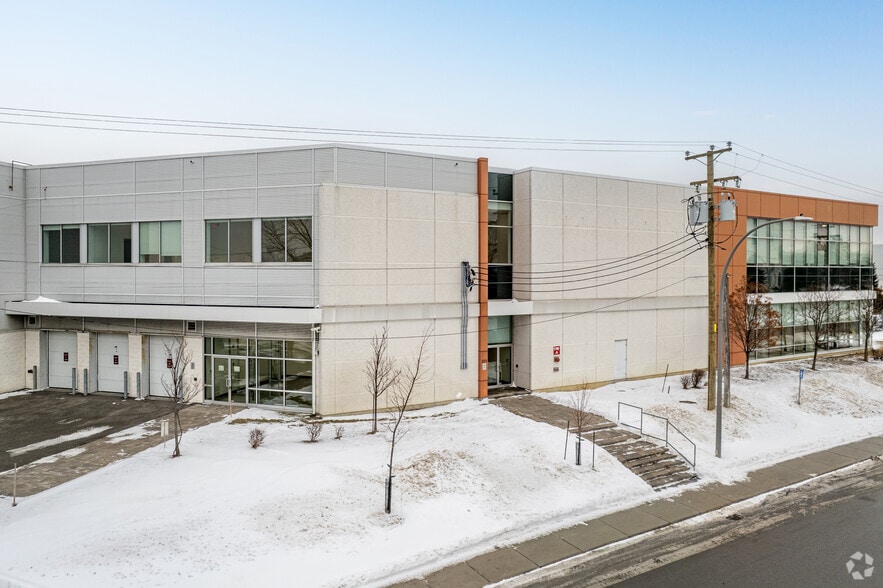 235 Rue Isabey, Montréal, QC for lease - Building Photo - Image 2 of 7