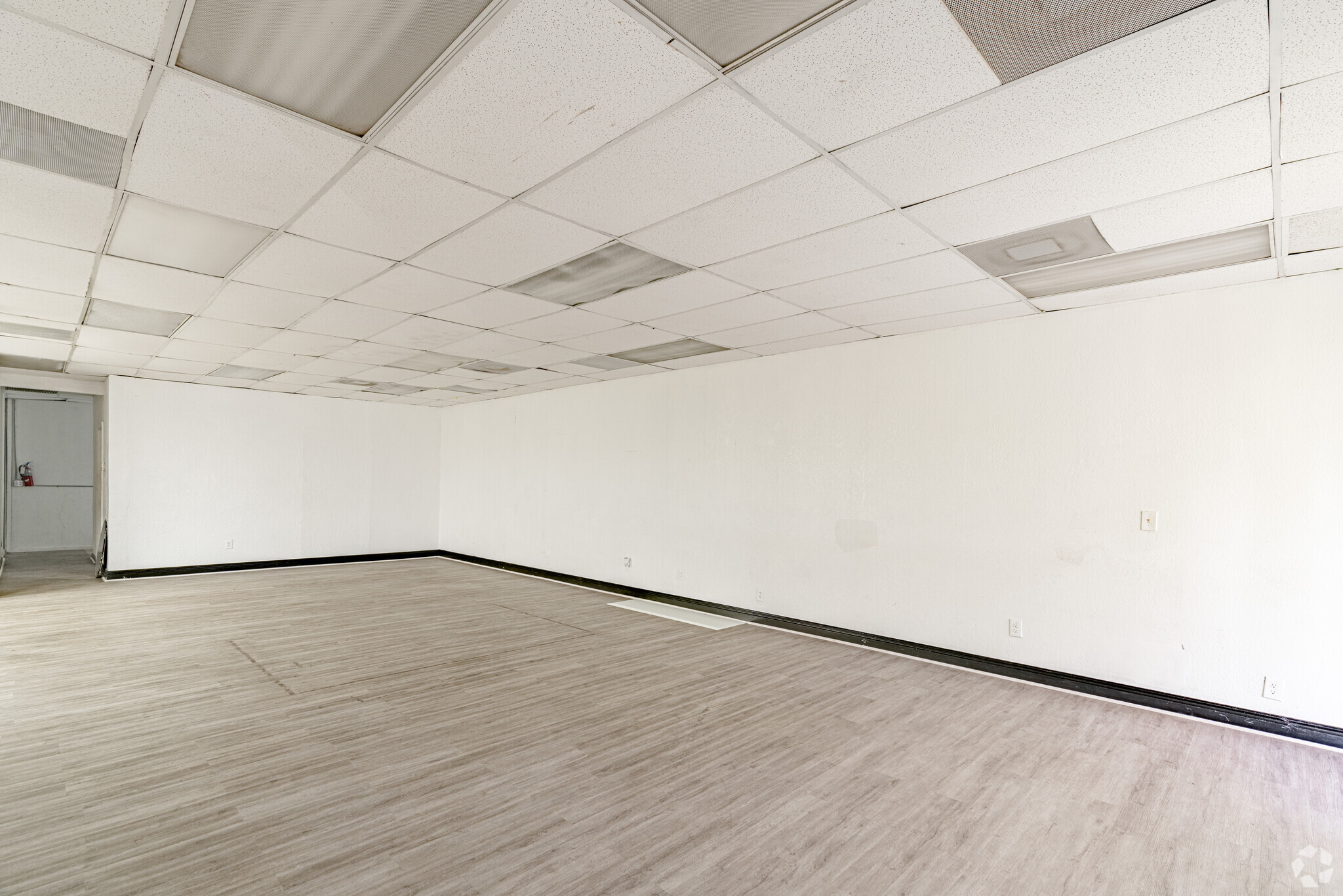 6043 Kimberly Blvd, Fort Lauderdale, FL for lease Interior Photo- Image 1 of 4