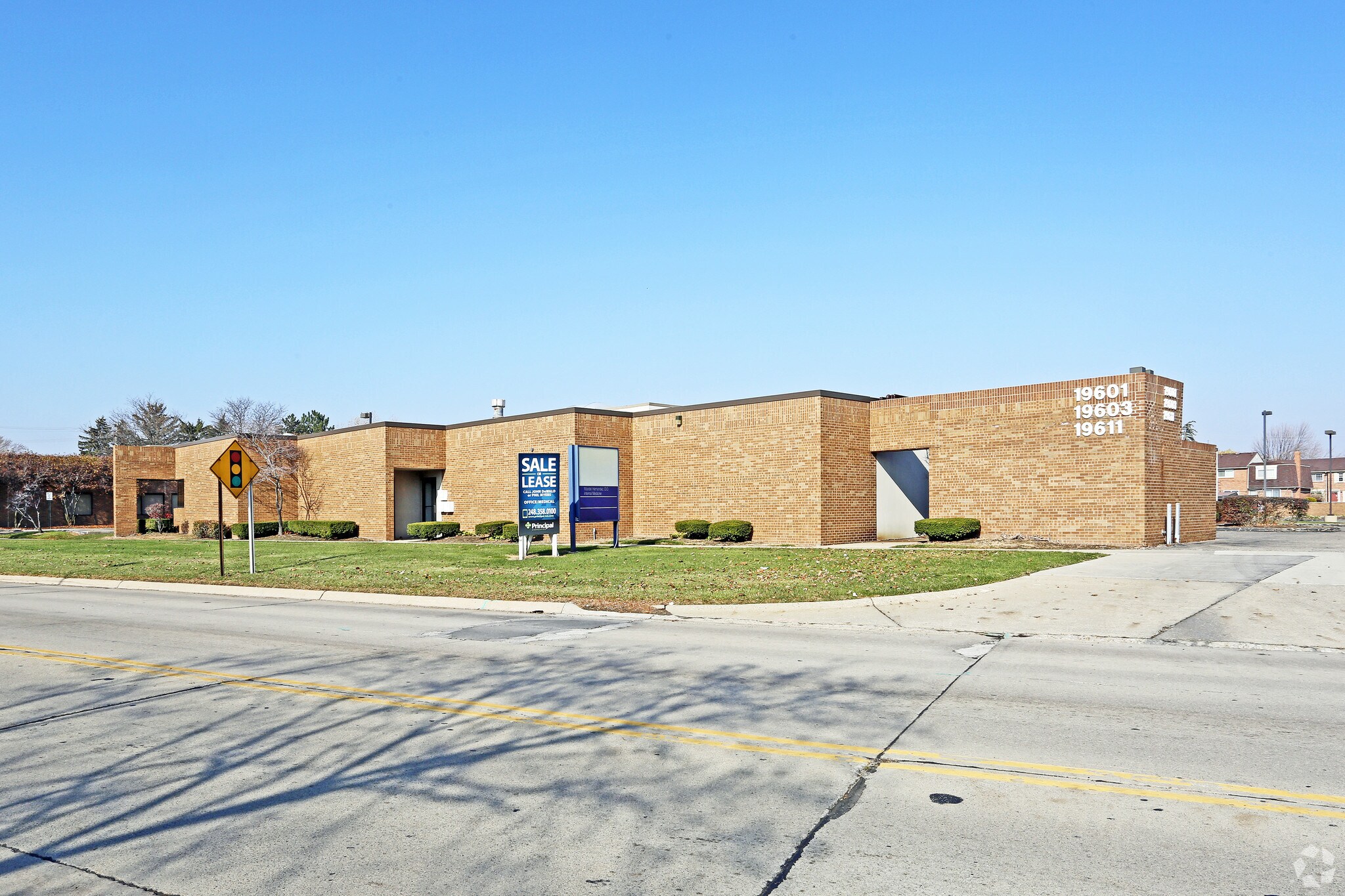 19601-19611 E 8 Mile Rd, Saint Clair Shores, MI for sale Building Photo- Image 1 of 1