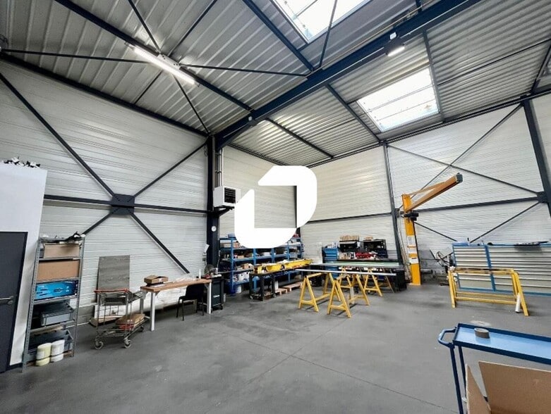 Flex in Chassieu for lease - Building Photo - Image 3 of 9