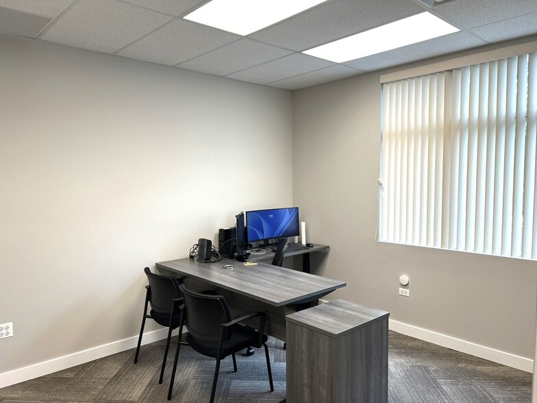 1256 Waterford Dr, Aurora, IL for sale - Building Photo - Image 3 of 16