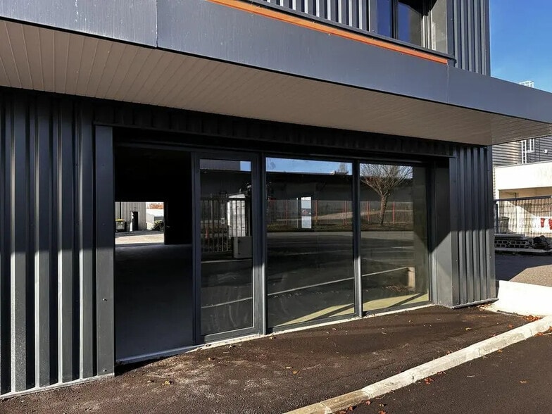 Flex in Sauvagnon for lease - Building Photo - Image 1 of 7