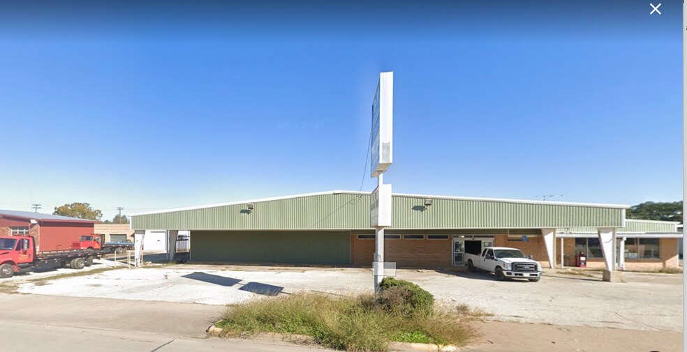 1079 E Austin St, Giddings, TX 78942