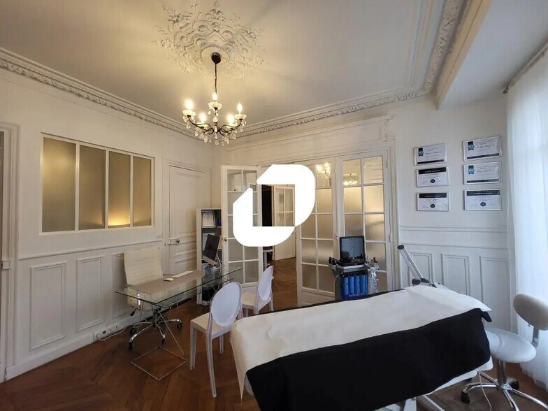 Office in Paris for lease - Interior Photo - Image 2 of 7