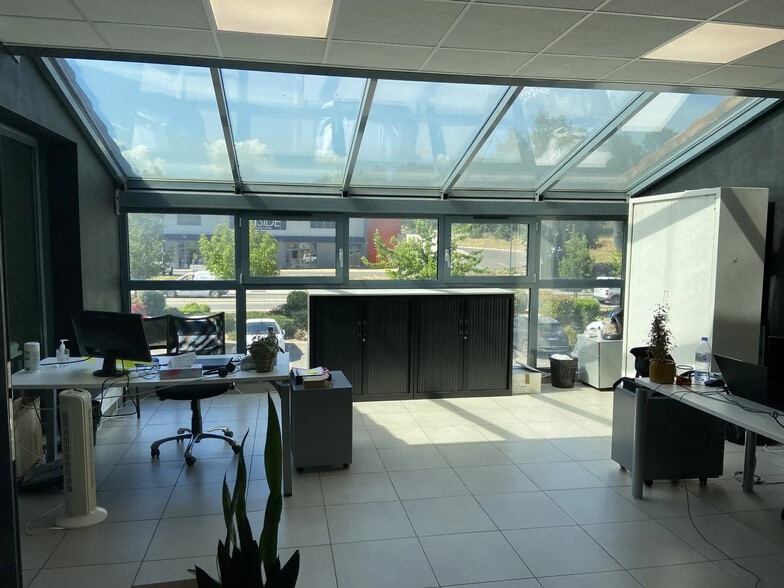 Office in Le Tholonet for sale - Interior Photo - Image 3 of 3