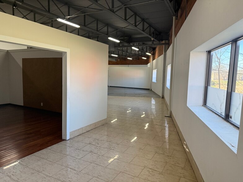 2124 Farrington St, Dallas, TX for lease - Building Photo - Image 3 of 5