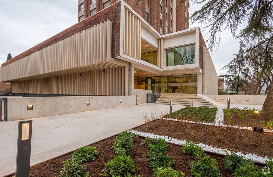 Avenida de Pío XII, 44, Madrid, Madrid for lease - Primary Photo - Image 1 of 10