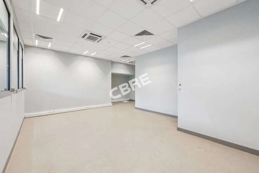 Flex in Paris for lease - Building Photo - Image 3 of 8