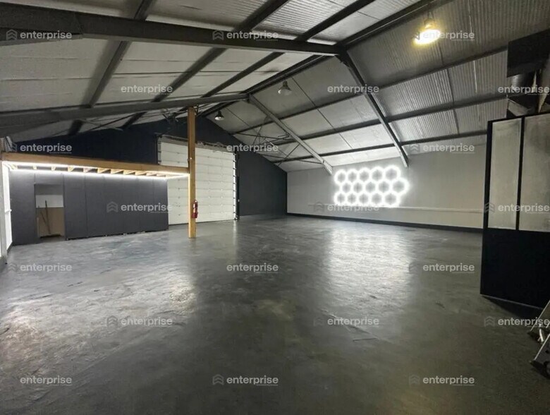 Flex in Beauvais for lease - Interior Photo - Image 2 of 8