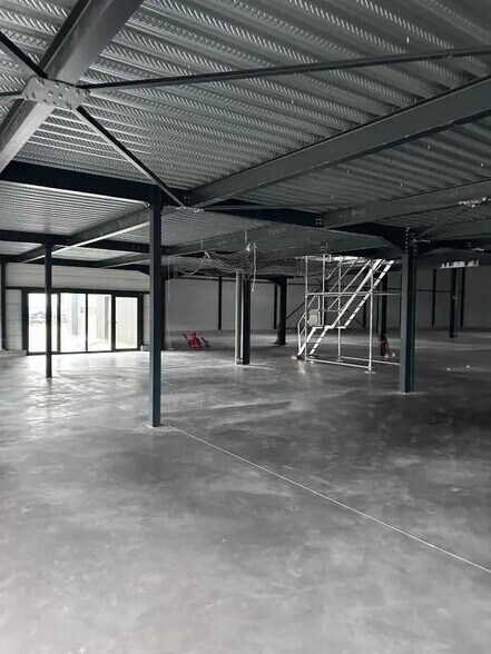 Office in Miribel for lease - Building Photo - Image 2 of 11