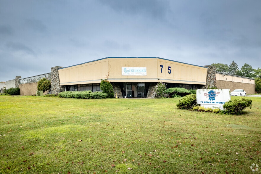 75 Modular Ave, Commack, NY for sale - Primary Photo - Image 1 of 1