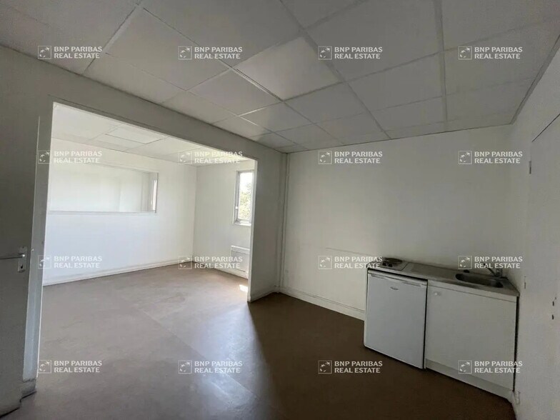 Office in Ormes for lease - Building Photo - Image 2 of 10