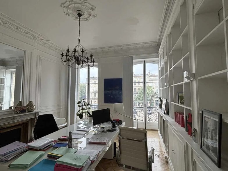 Office in Bordeaux for lease - Interior Photo - Image 2 of 8