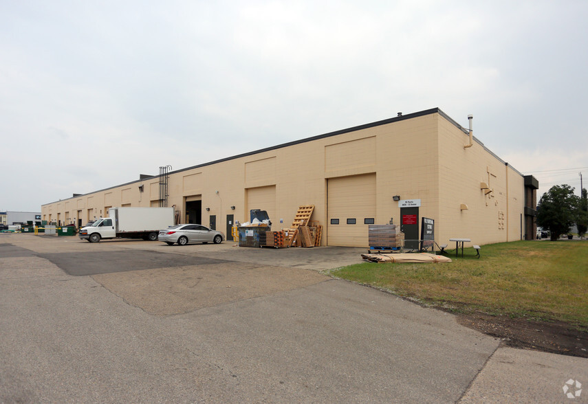 8804-8826 51 Ave, Edmonton, AB for lease - Building Photo - Image 3 of 4