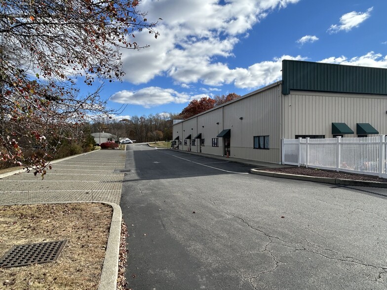 2985 Navajo Rd, Yorktown Heights, NY for lease - Building Photo - Image 3 of 16