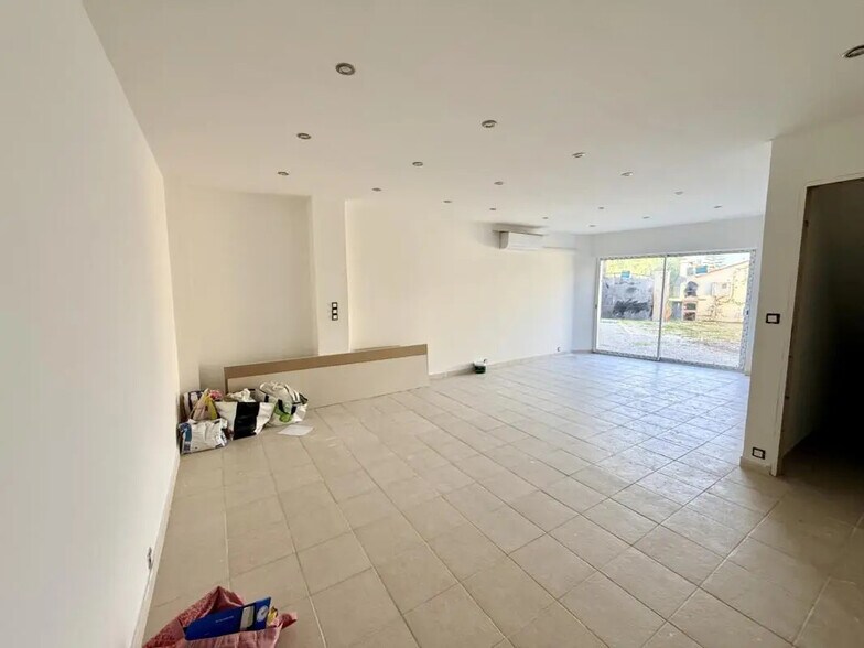 Retail in Puget-sur-Argens for lease - Interior Photo - Image 3 of 7