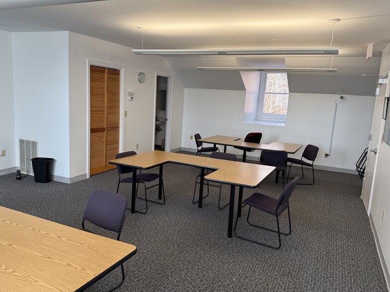 95-127 Fenn Rd, Newington, CT for lease - Building Photo - Image 2 of 6