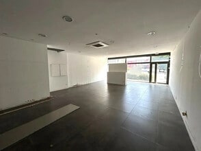 Retail in Marseille for lease Interior Photo- Image 2 of 5