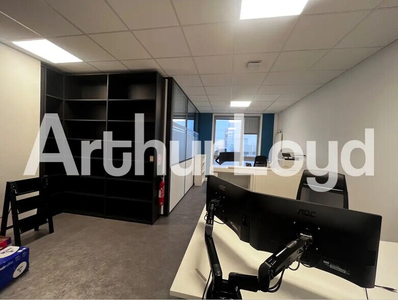 Office in Fleury-sur-Orne for lease - Interior Photo - Image 2 of 2