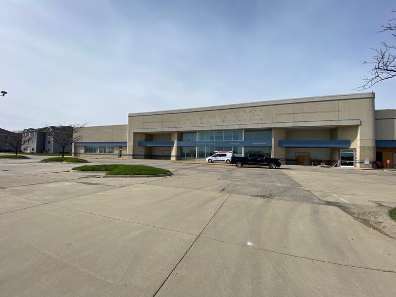 4000 University Ave, Waterloo, IA for lease - Building Photo - Image 3 of 4